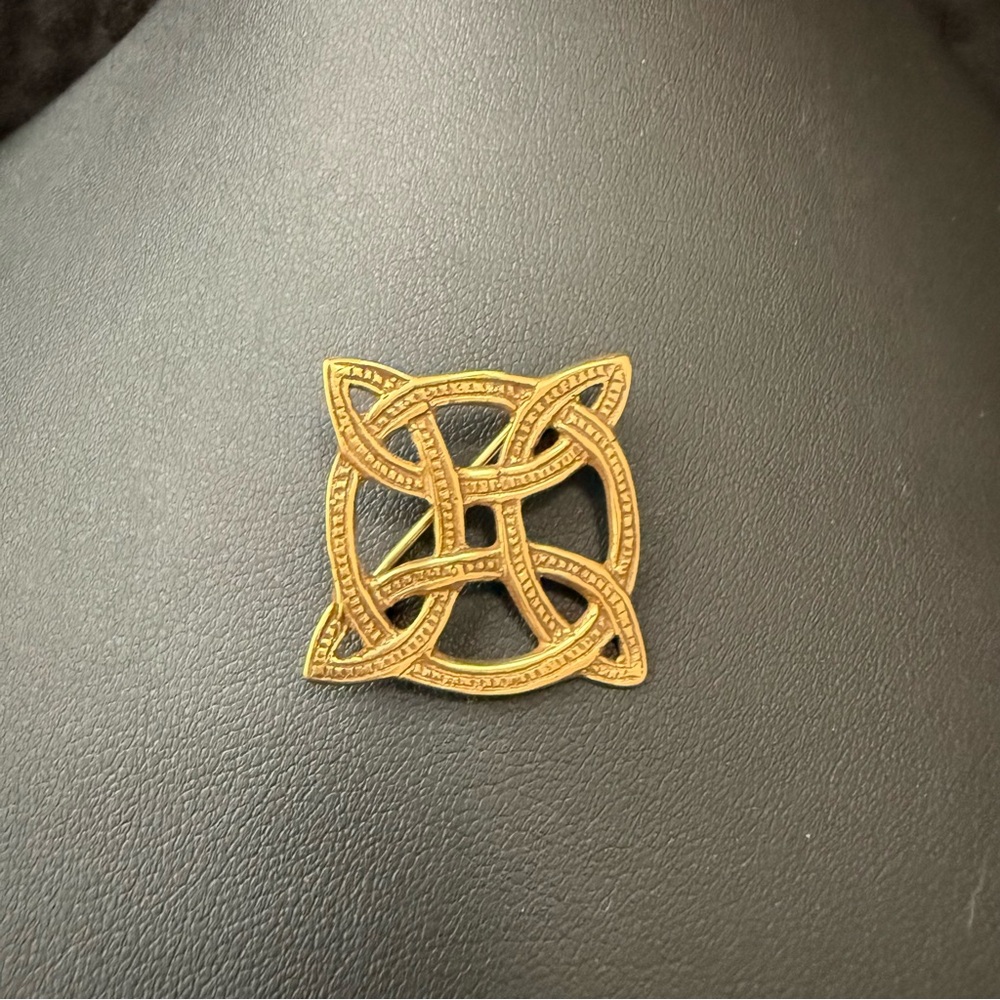Metropolitan Museum Of Art 1986 Gold Pin